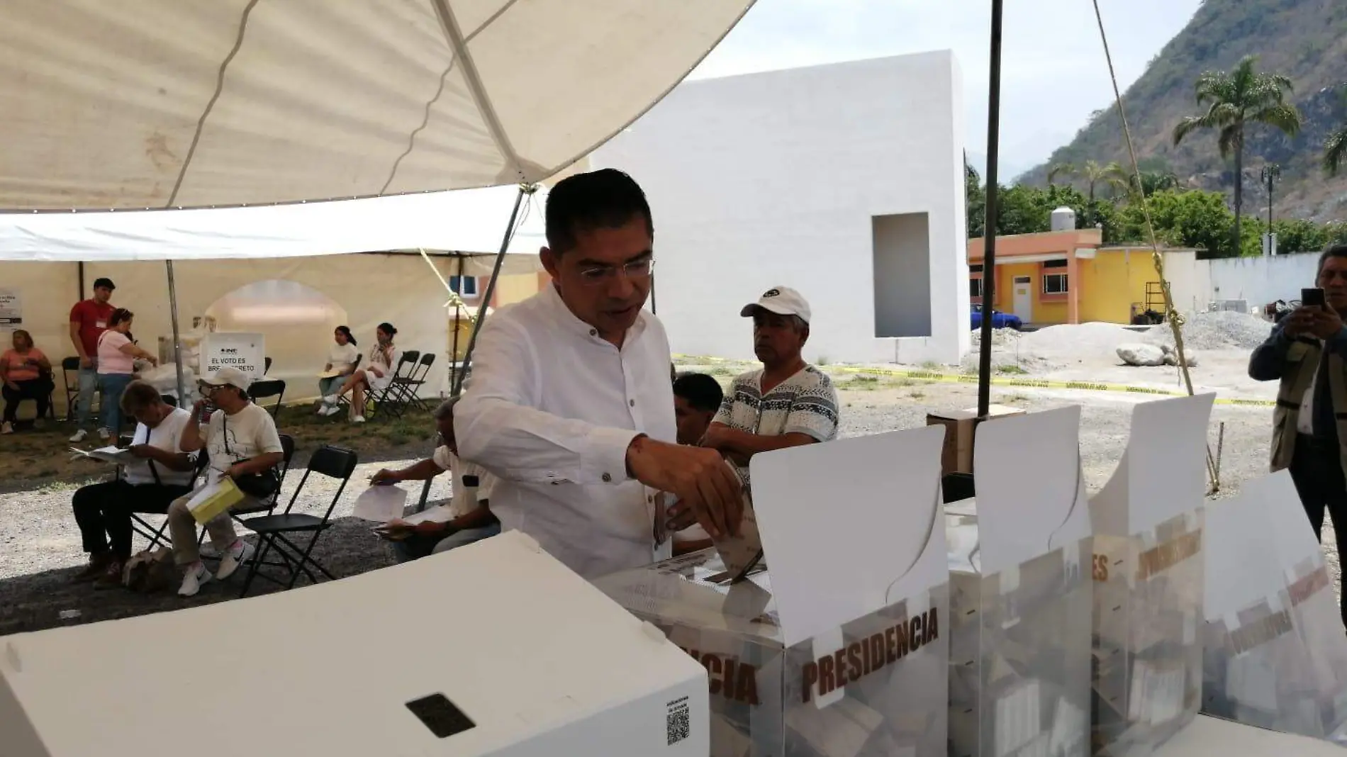 Candidatos a Diputados Locales emiten su voto 